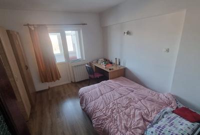 Apartament cu 4 camere decomandat în Bd. Independenței - 8