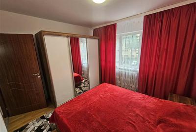 Apartament cu 3 camere semidecomandat, mobilat în Micro III - 25