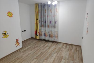 Apartament cu 3 camere decomandat în Tractorul - 4