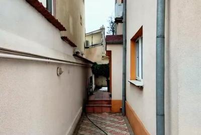 Vila de inchiriat | 5 camere | Mansarda | Metrou M1 - 12