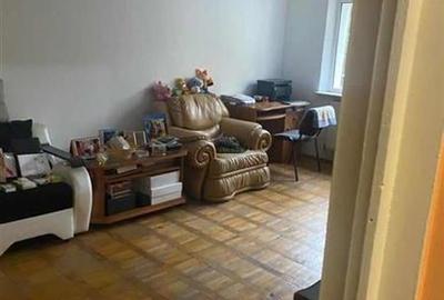 Apartament cu 3 camere decomandat în Eremia