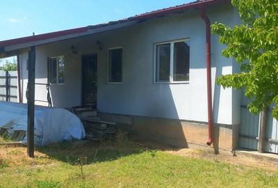 Casă cu Teren 1000 Mp în Tismana