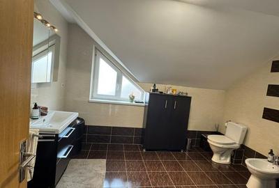 Casă cu 4 camere în Central - 2