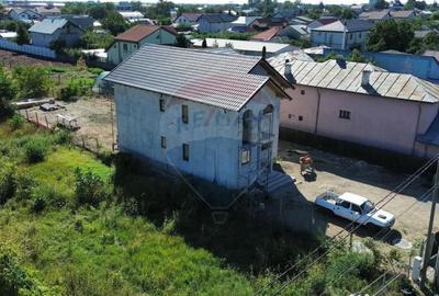 Casă cu 5 camere cu Teren 500 Mp în Central