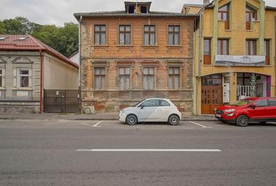 Casă cu 10 camere cu Teren 284 Mp în Brașovul Vechi