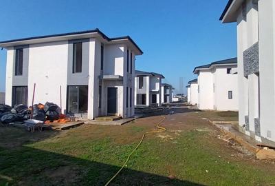 Casă individuală cu 4 camere cu Canalizare în Central - 2