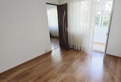 Vand apartament cu 3 camere semidecomandat ,etaj 1 - 6