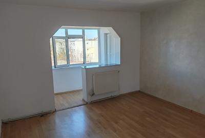 Apartament 3 camere  renovat aproape de cresa Primaverii