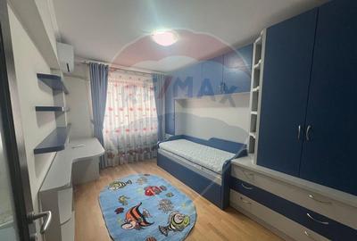 Apartament cu 3 camere decomandat în Est