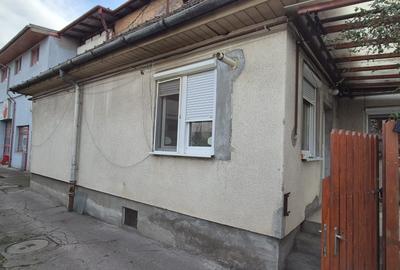 Casă cu 7 camere cu Teren 1174 Mp în Central
