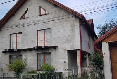 Casă cu 5 camere cu Teren 1200 Mp în Central - 1