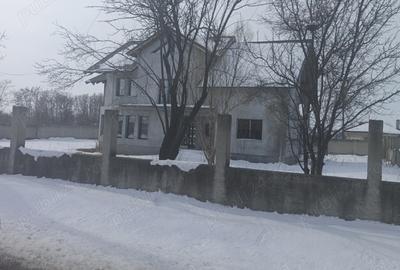 Casă cu 6 camere în Titu - 1