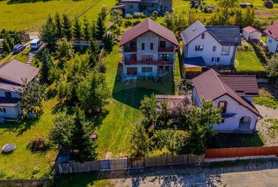 Casă individuală cu 8 camere cu Garaj în Colonia 1 Mai - 26