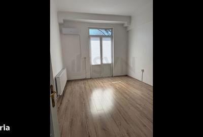 Apartament cu 3 camere semidecomandat în Romană