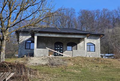 Casă individuală cu 4 camere cu Canalizare în Boțești - 1