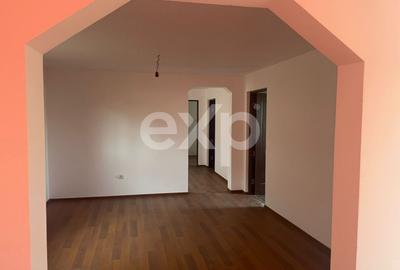 Casă cu 5 camere cu Teren 3646 Mp în Leontinești - 3