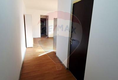 Apartament cu 3 camere semidecomandat, mobilat în Alfa - 9
