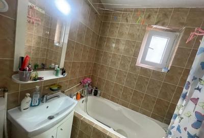 Apartament cu 3 camere decomandat, mobilat în Valea Rosie