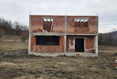 Casă cu 3 camere cu Teren 1700 Mp în Central - 1