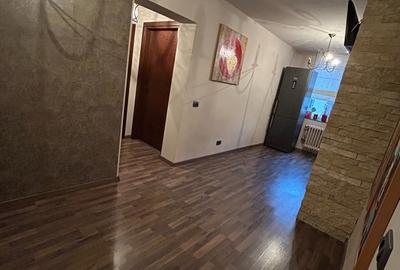 Apartament cu 3 camere decomandat în Motru