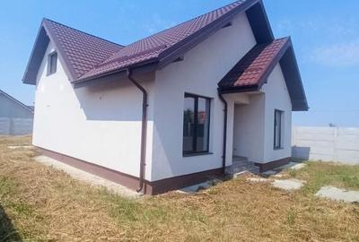 Casă individuală cu 4 camere în Domnești