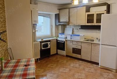 Apartament cu 3 camere semidecomandat în Central - 1