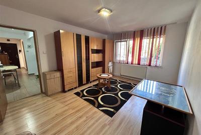 Apartament cu 3 camere semidecomandat, mobilat în Micro III - 2