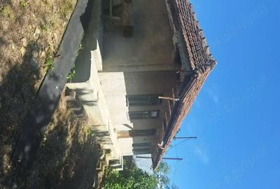 Casă cu 2 camere cu Teren 3100 Mp în Central - 3