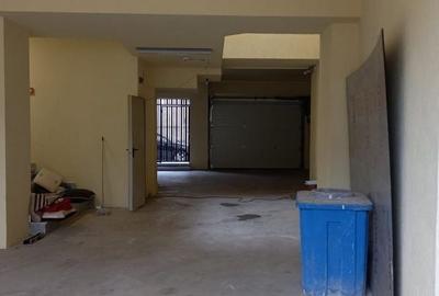 Spațiu comercial, de 1,000 mp, în Central - 2