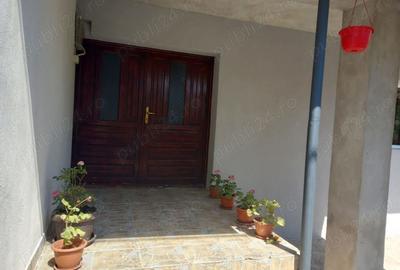 Vand apartament situat intr-o vila langa Peco Agigea , 84.0000 - 2