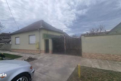 Casă cu 4 camere cu Teren 700 Mp în Central - 2