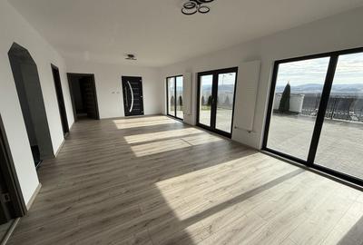 Casă cu 4 camere cu Teren 160 Mp în Central - 1