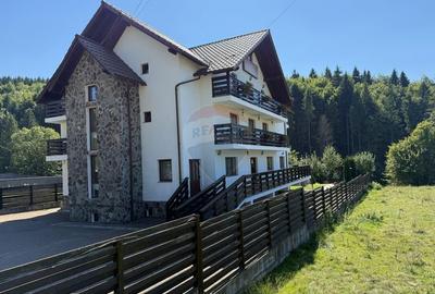Pensiune cu 14 camere de vânzare Bucovina lângă pârtia Pojorata Malini - 2