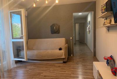 Apartament cu 3 camere semidecomandat, mobilat în Alexandru Obregia