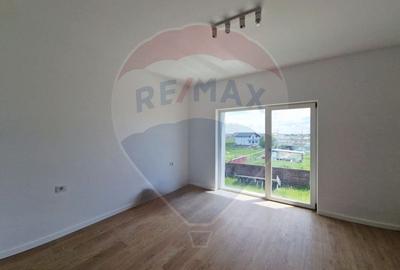 Casa / Vila - 132,5 mp  , teren - 264 mp  / zona Carcea - 24