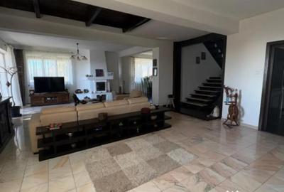 Casă cu 5 camere cu Teren 1500 Mp în Central - 1