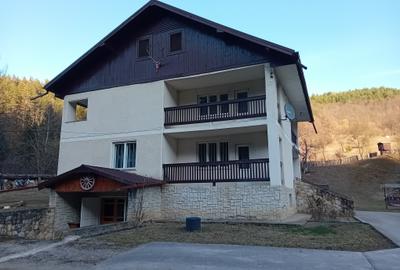 Casă cu 9 camere cu Teren 5000 Mp în Exterior Est - 2