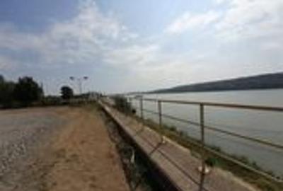 Oltenita - teren pe malul Dunarii cu chei betonat - 1