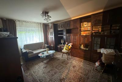 Apartament cu 4 camere decomandat, mobilat în Rovine
