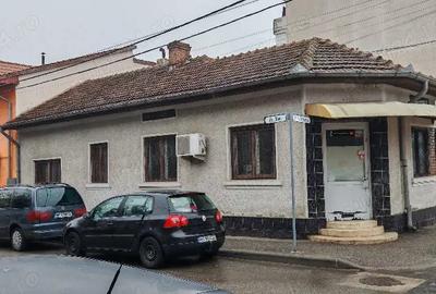 Casă cu Teren 670 Mp în Central - 2