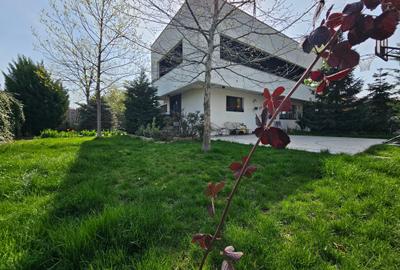 Casă individuală cu 6 camere în Tunari