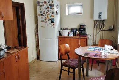 Casă cu 4 camere cu Canalizare în Km 4-5 - 6