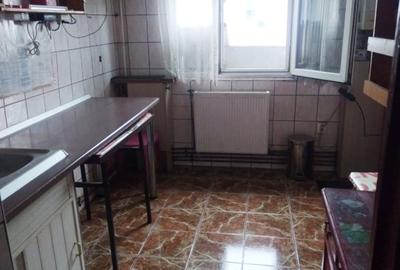 Apartament 3 camere, decomandat, centrală - 1