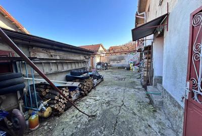 Casă cu 10 camere cu Teren 250 Mp în Bocșa