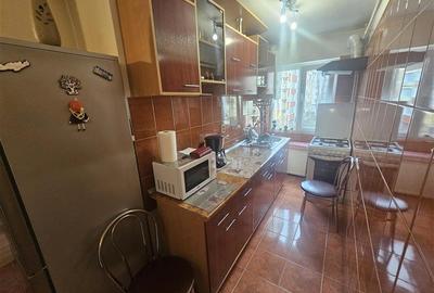 Apartament cu 3 camere nedecomandat, mobilat în Micro III - 26