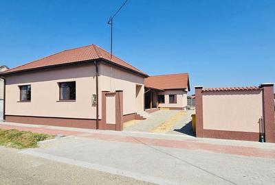 Casă individuală cu 4 camere cu Canalizare în Sântion - 1