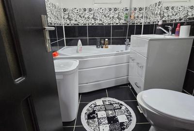 Apartament cu 3 camere decomandat, mobilat în Micro 3 - 6