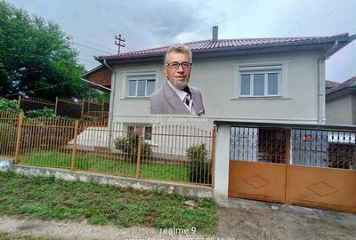 Resita Casa Zona Lini #537;tit #259; Ideala pentru doua Familii