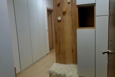 Apartament cu 3 camere decomandat în Tractorul