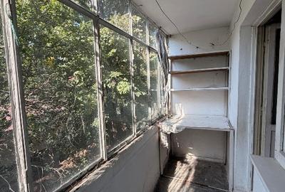 Apartament cu 3 camere semidecomandat în Gorjului